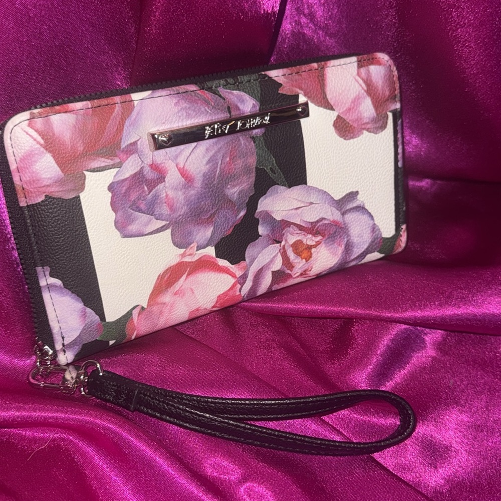 NEW Betsy Johnson, large floral, wallet, large zipper opening many compartments